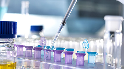 Nahaufnahme des Inneren des Labors Instrumente mit Pipette